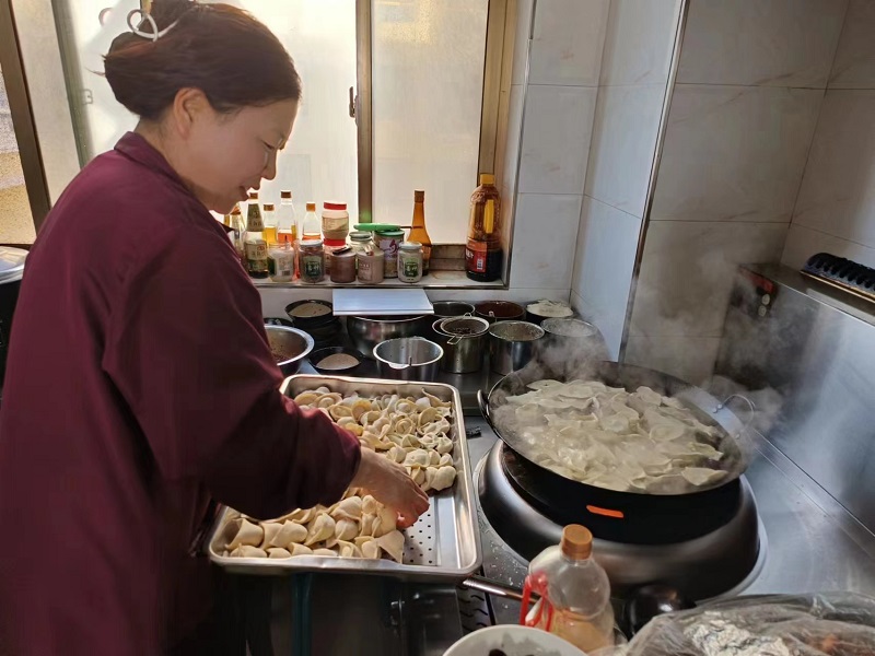 開展“情暖冬至日 餃子暖人心”主題活動